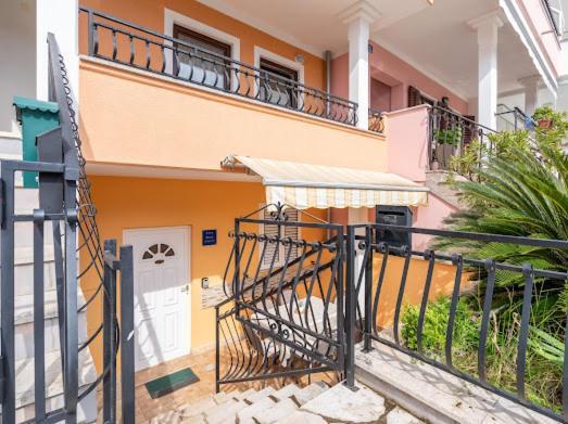 Lola 2 Apartment Ровин Екстериор снимка