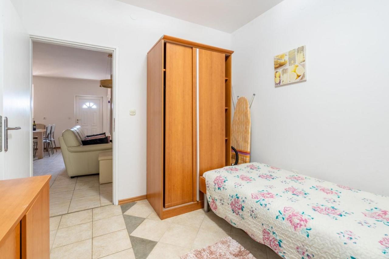 Lola 2 Apartment Ровин Екстериор снимка